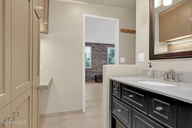 2561 E Cerrada Adelita, Tucson, AZ 85718