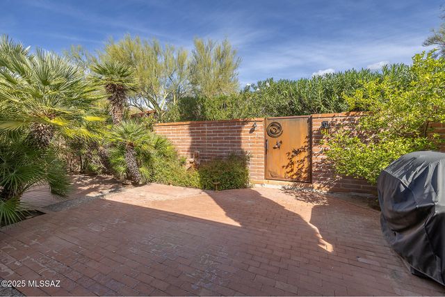 2561 E Cerrada Adelita, Tucson, AZ 85718