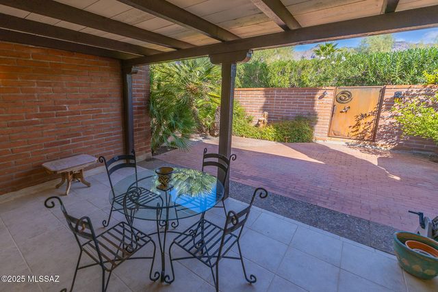 2561 E Cerrada Adelita, Tucson, AZ 85718