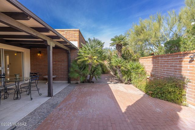 2561 E Cerrada Adelita, Tucson, AZ 85718
