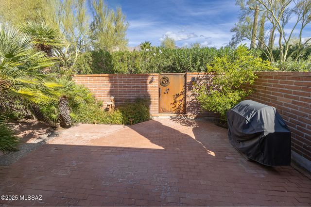 2561 E Cerrada Adelita, Tucson, AZ 85718