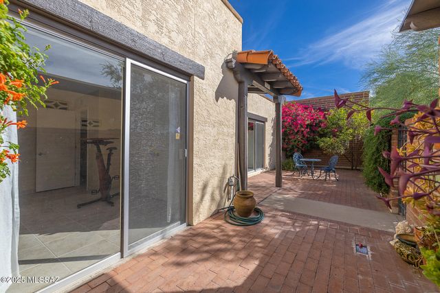 2561 E Cerrada Adelita, Tucson, AZ 85718