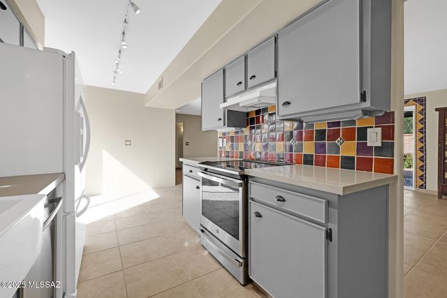 2561 E Cerrada Adelita, Tucson, AZ 85718