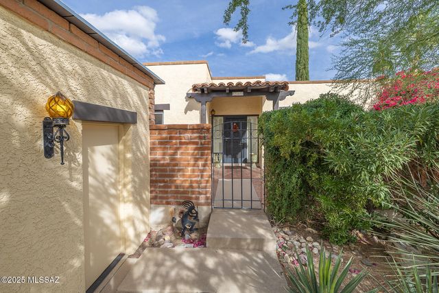 2561 E Cerrada Adelita, Tucson, AZ 85718