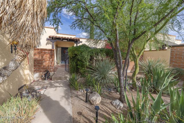 2561 E Cerrada Adelita, Tucson, AZ 85718