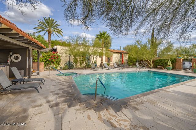 2561 E Cerrada Adelita, Tucson, AZ 85718