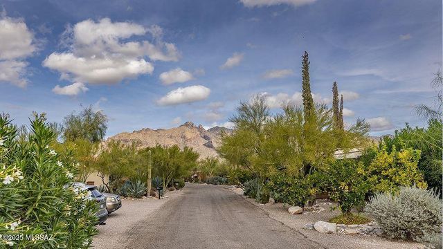 2561 E Cerrada Adelita, Tucson, AZ 85718