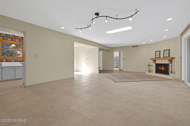 2561 E Cerrada Adelita, Tucson, AZ 85718