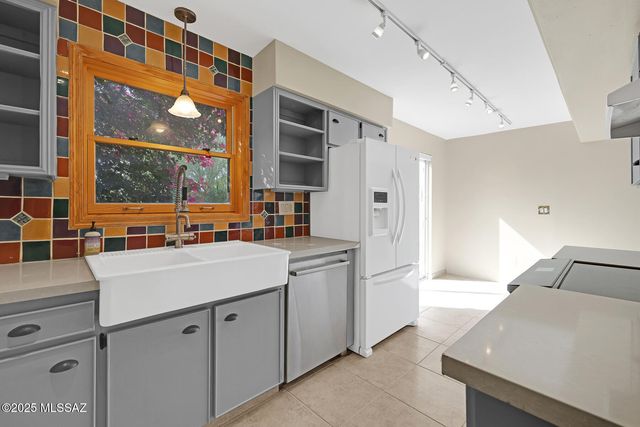 2561 E Cerrada Adelita, Tucson, AZ 85718