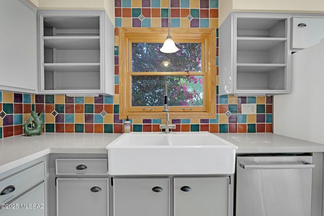 2561 E Cerrada Adelita, Tucson, AZ 85718
