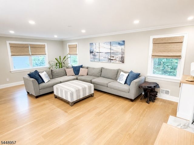 69 N Hillside Ave, Livingston Twp., NJ 07039