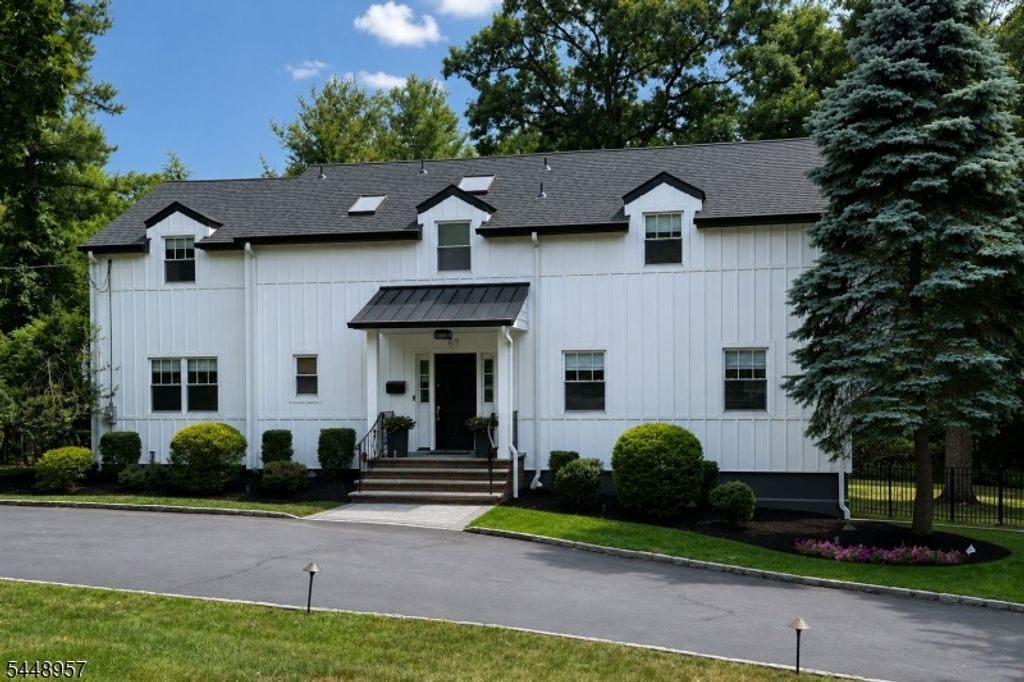 69 N Hillside Ave, Livingston Twp., NJ 07039