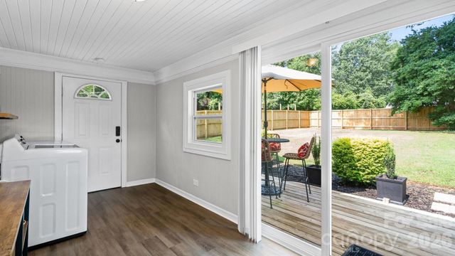 914 Crestmere Street, Charlotte, NC 28208