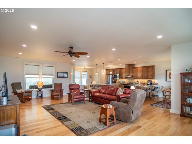 1926 Nw WAREWOOD TERRACE Ct, Roseburg, OR 97471