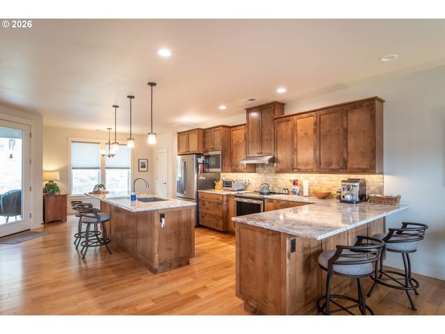 1926 Nw WAREWOOD TERRACE Ct, Roseburg, OR 97471