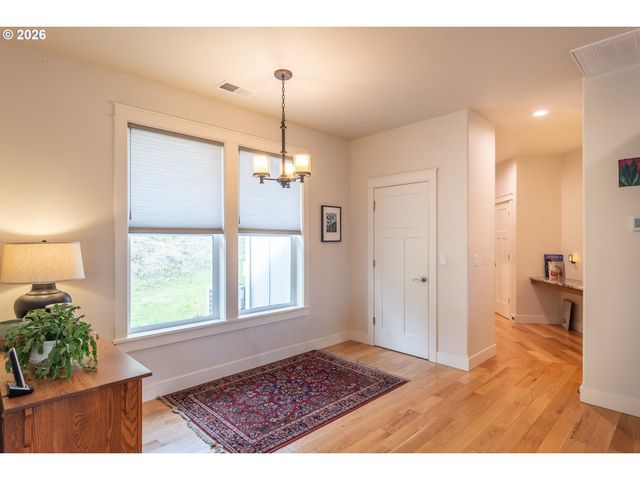 1926 Nw WAREWOOD TERRACE Ct, Roseburg, OR 97471