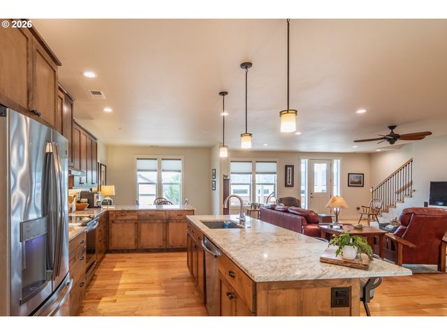 1926 Nw WAREWOOD TERRACE Ct, Roseburg, OR 97471