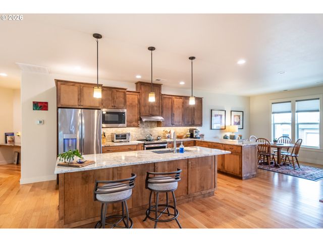 1926 Nw WAREWOOD TERRACE Ct, Roseburg, OR 97471