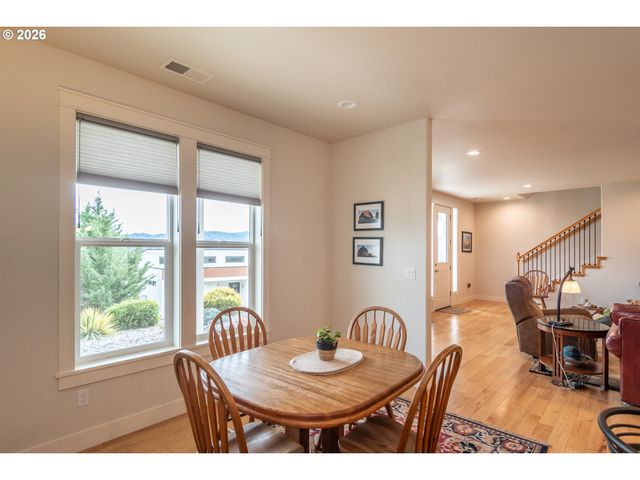 1926 Nw WAREWOOD TERRACE Ct, Roseburg, OR 97471