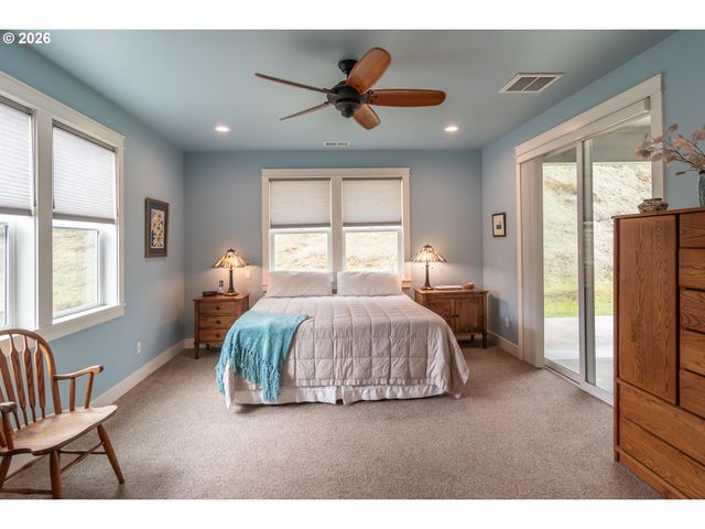 1926 Nw WAREWOOD TERRACE Ct, Roseburg, OR 97471