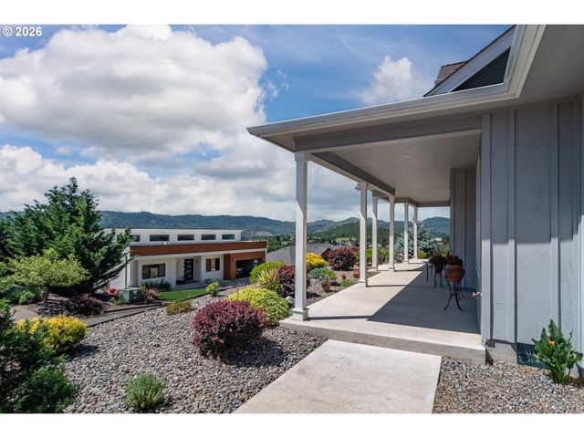 1926 Nw WAREWOOD TERRACE Ct, Roseburg, OR 97471