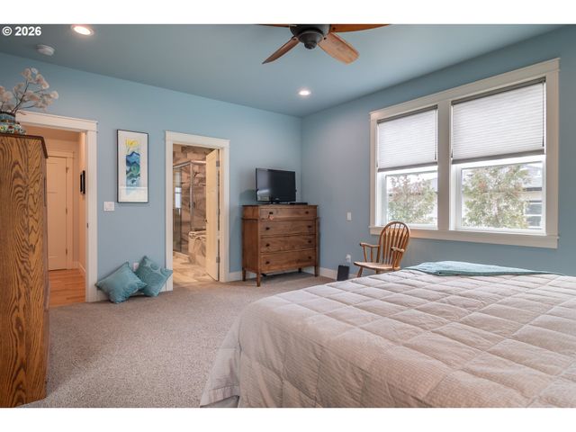 1926 Nw WAREWOOD TERRACE Ct, Roseburg, OR 97471