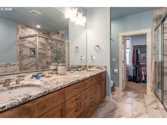 1926 Nw WAREWOOD TERRACE Ct, Roseburg, OR 97471