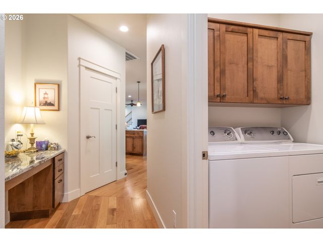 1926 Nw WAREWOOD TERRACE Ct, Roseburg, OR 97471