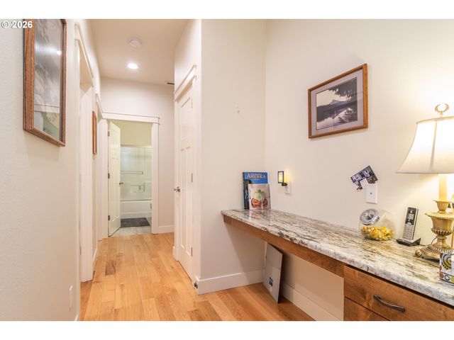 1926 Nw WAREWOOD TERRACE Ct, Roseburg, OR 97471