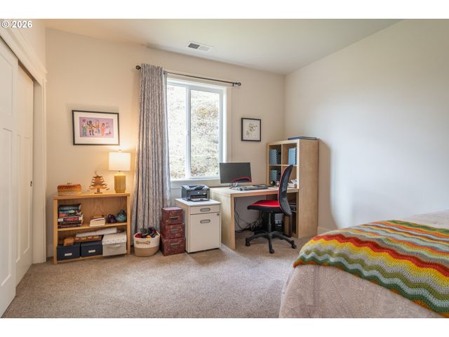 1926 Nw WAREWOOD TERRACE Ct, Roseburg, OR 97471