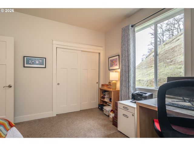 1926 Nw WAREWOOD TERRACE Ct, Roseburg, OR 97471