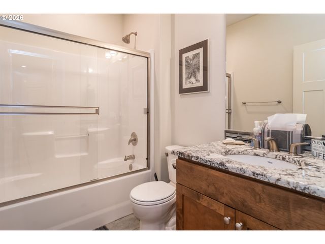 1926 Nw WAREWOOD TERRACE Ct, Roseburg, OR 97471