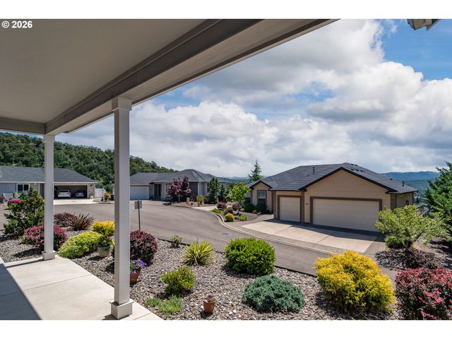 1926 Nw WAREWOOD TERRACE Ct, Roseburg, OR 97471