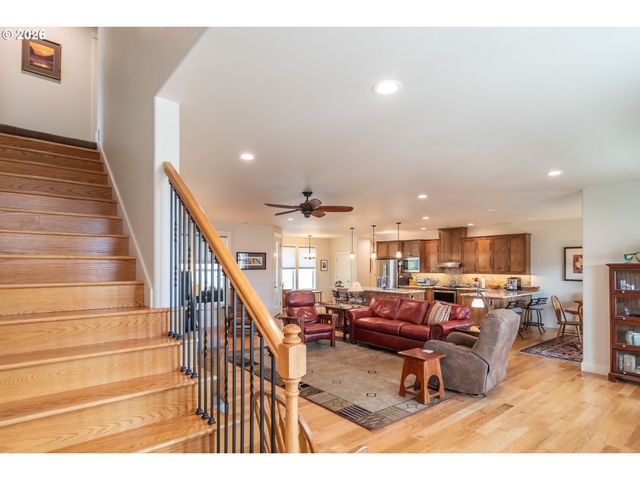 1926 Nw WAREWOOD TERRACE Ct, Roseburg, OR 97471