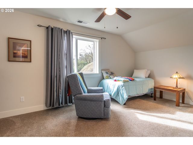 1926 Nw WAREWOOD TERRACE Ct, Roseburg, OR 97471