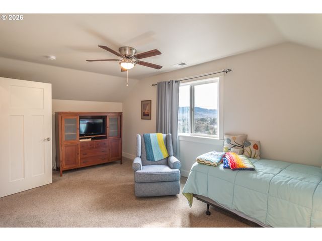 1926 Nw WAREWOOD TERRACE Ct, Roseburg, OR 97471