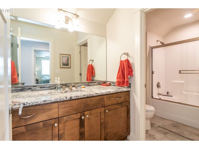 1926 Nw WAREWOOD TERRACE Ct, Roseburg, OR 97471