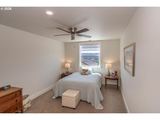 1926 Nw WAREWOOD TERRACE Ct, Roseburg, OR 97471