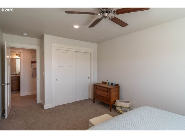 1926 Nw WAREWOOD TERRACE Ct, Roseburg, OR 97471