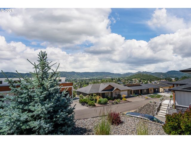 1926 Nw WAREWOOD TERRACE Ct, Roseburg, OR 97471