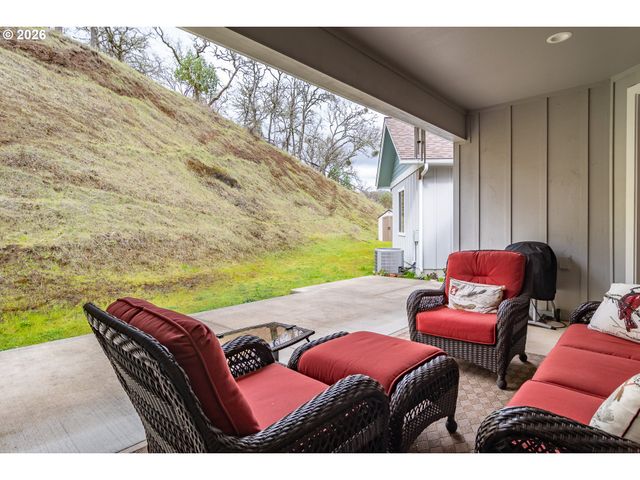 1926 Nw WAREWOOD TERRACE Ct, Roseburg, OR 97471