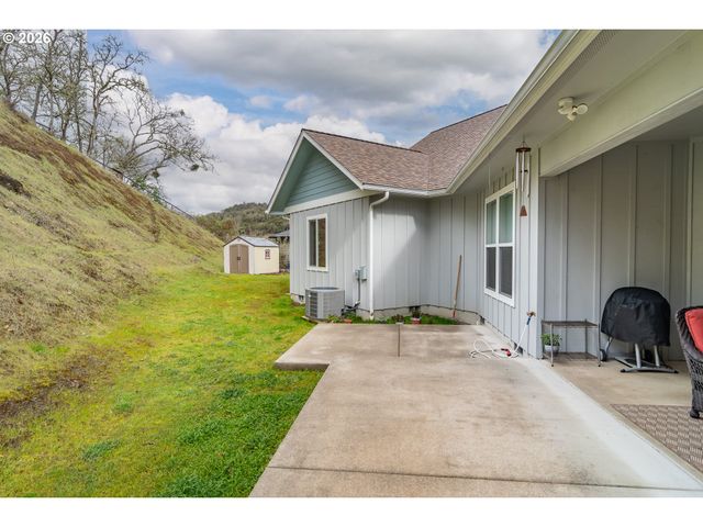 1926 Nw WAREWOOD TERRACE Ct, Roseburg, OR 97471