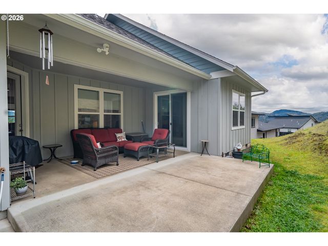 1926 Nw WAREWOOD TERRACE Ct, Roseburg, OR 97471