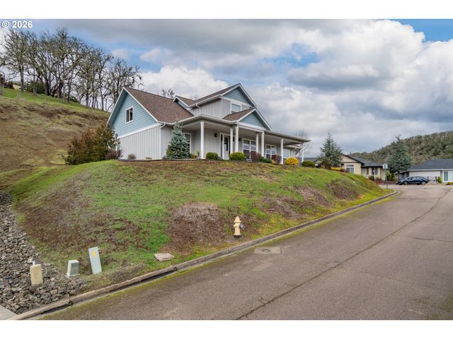 1926 Nw WAREWOOD TERRACE Ct, Roseburg, OR 97471
