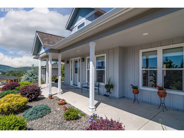 1926 Nw WAREWOOD TERRACE Ct, Roseburg, OR 97471