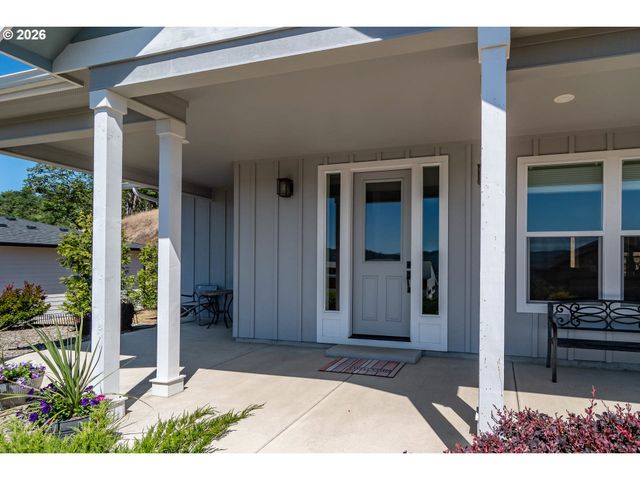 1926 Nw WAREWOOD TERRACE Ct, Roseburg, OR 97471