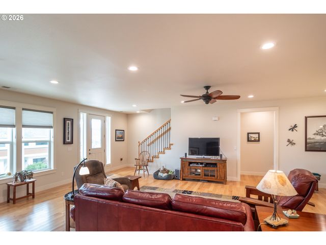 1926 Nw WAREWOOD TERRACE Ct, Roseburg, OR 97471