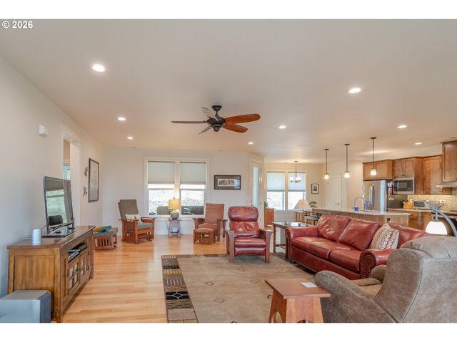 1926 Nw WAREWOOD TERRACE Ct, Roseburg, OR 97471