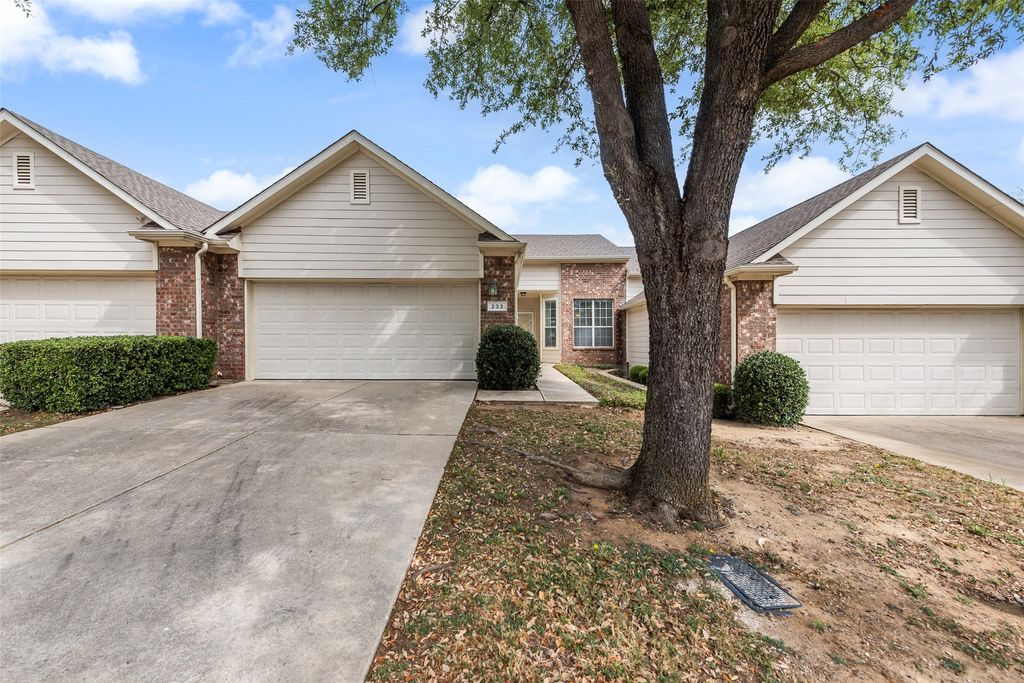 233 Heritage Hill Drive, Lewisville, TX 75067
