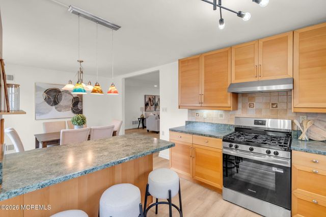 5 Lakeview Drive, Marlboro, NJ 07746